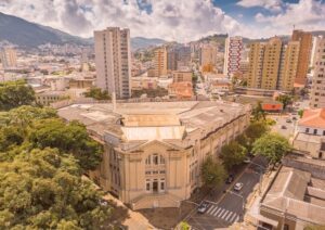 Victor Imesi, que apresenta a exposição “Postais de Poços”